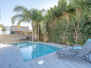 L'Eau, Ciel, Plante, Piscine, Bleu Azur, Bâtiment, Arbre, Mobilier De Jardin, Loisir, Herbe