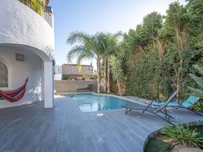 L'Eau, Plante, Ciel, Piscine, Bâtiment, Chaise, Arbre, Mobilier De Jardin, Ombre, Loisir