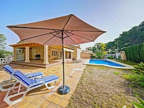 Plant, Sky, Building, Table, Tree, Shade, Outdoor Furniture, Outdoor Bench, House, Leisure