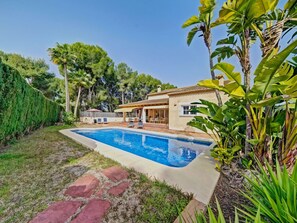 L'Eau, Plante, Propriété, Ciel, Piscine, Bâtiment, Bleu Azur, Arbre, Paysage Naturel, Herbe