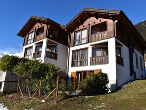 Ciel, Nuage, Bâtiment, Fenêtre, Plante, Arbre, Lot Terre, Maison, Herbe, Paysage