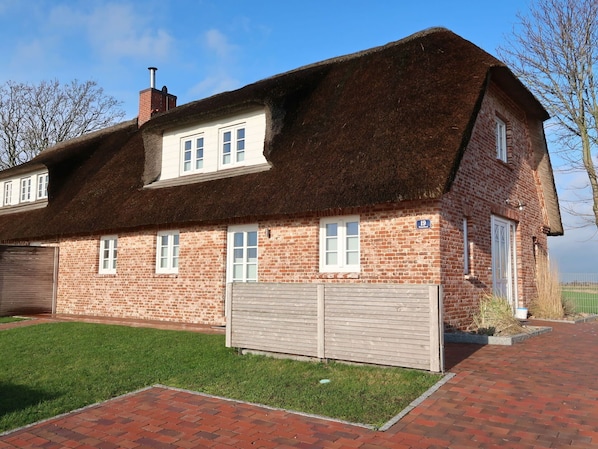 Ciel, Nuage, Bâtiment, Fenêtre, Plante, Arbre, Lot Terre, Maison, Herbe, Paysage