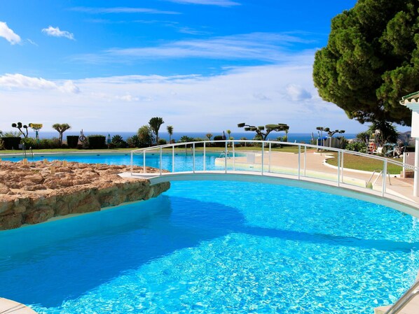 Water, Cloud, Sky, Property, Plant, Swimming Pool, Blue, Nature, Azure, Tree