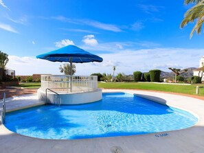Bleu, Piscine, Recours, Mobilier De Jardin, Loisir, Caractéristique De L'Eau, Ombre, Composite, Eco Hôtel, Aménagement Paysager
