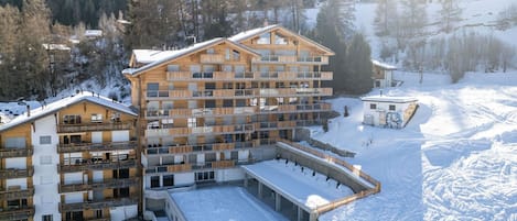 Costruzione, Neve, Cielo, Giorno, Proprietà, Montagna, Finestra, Albero, Casa, Pendenza