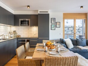Tabelle, Möbel, Eigentum, Cabinetry, Countertop, Beleuchtung, Holz, Interior Design, Stuhl, Flooring