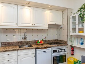 Küche, Countertop, Küchengerät, Cabinetry, Major Appliance, Interior Design, Holz, Möbel, Sinken, Spüle