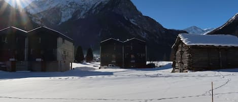 Himmel, Schnee, Eigentum, Berg, Fenster, Licht, Gebäude, Natur, Wolke, Steigung