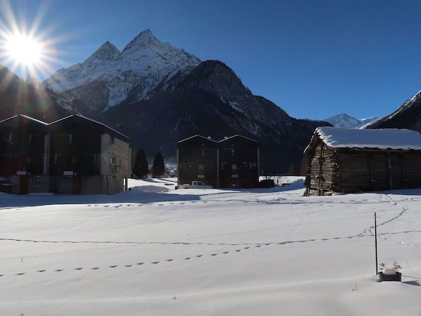 Ciel, Neige, Propriété, Montagne, Fenêtre, Lumière, Bâtiment, La Nature, Nuage, Pente