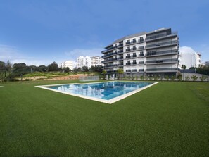 Himmel, Gebäude, Wasser, Pflanze, Schwimmbad, Tower Block, Eigentumswohnung, Baum, Urban Design, Wohngebiet