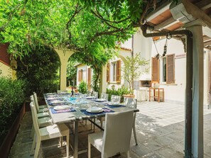 Plante, Meubles, Bâtiment, Table, Fenêtre, Arbre, Chaise, Ombre, Quartier, Zone Résidentielle