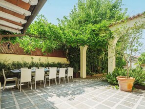 Plante, Meubles, Bâtiment, Ciel, Chaise, Ombre, Pot De Fleur, Architecture, Mobilier De Jardin, Herbe