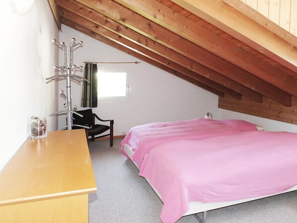Möbel, Gebäude, Komfort, Holz, Interior Design, Schatten, Flooring, Fussboden, Hartholz, Bettrahmen