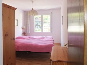 Möbel, Fenster, Cabinetry, Gebäude, Holz, Lila, Schatten, Interior Design, Bettrahmen