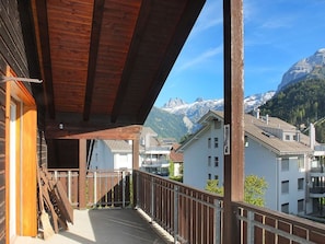 Himmel, Wolke, Gebäude, Berg, Holz, Schatten, Fenster, Wohngebiet, Grundeigentum, Veranda