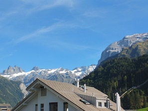 Wolke, Himmel, Berg, Gebäude, Fenster, Haus, Schnee, Pflanze, Steigung, Natürliche Landschaft