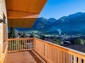 Ciel, Propriété, Jour, Bleu Azur, Bâtiment, Bois, Architecture, Lumière Du Soleil, Montagne, Porche