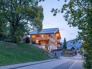 Plante, Bâtiment, Ciel, Propriété, Fenêtre, Arbre, Surface De La Route, Maison, Asphalte, Zone Résidentielle