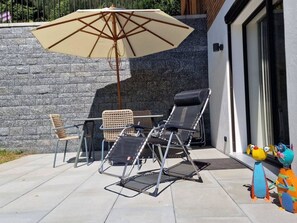 Meubles, Table, Parapluie, Tableau De Plein Air, Mobilier De Jardin, Ombre, Bois, Design Intérieur, Bâtiment, Chaise