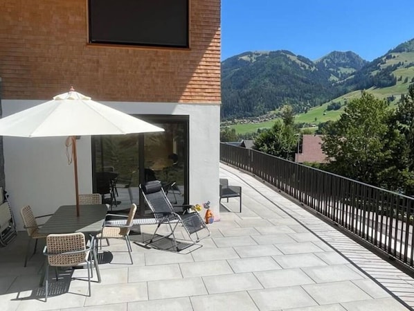 Gebäude, Himmel, Eigentum, Stuhl, Schatten, Die Architektur, Haus, Gartenmöbel, Wohngebiet, Blumentopf