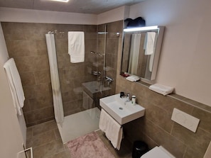 Mirror, Tap, Plumbing Fixture, Sink, Bathroom Sink, Property, Bathroom, Building, Interior Design, Floor