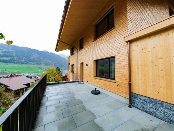 Pflanze, Gebäude, Himmel, Daytime, Eigentum, Fenster, Strassenbelag, Holz, Schatten, Haus