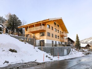 Himmel, Schnee, Fenster, Gebäude, Baum, Steigung, Haus, Landschaft, Geologisches Phänomen, Dach