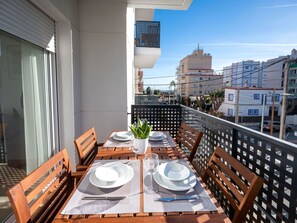 Table, Propriété, Bâtiment, Vaisselle, Meubles, Ciel, Design Intérieur, Bois, Fenêtre, Chaise