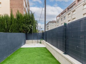 Jour, Ciel, Fenêtre, Plante, Bâtiment, Nuage, Design Urbain, Herbe, Condominium, Clôture