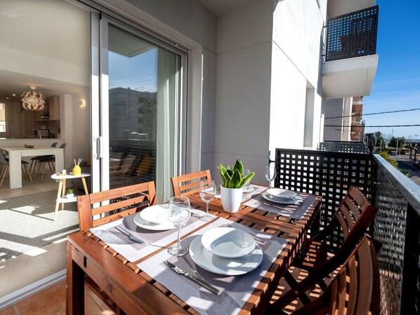 Table, Meubles, Propriété, Vaisselle, Chaise, Design Intérieur, Bois, Architecture, Bâtiment, Plante