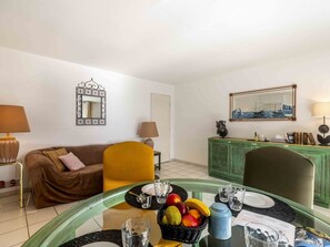 Eigentum, Gebäude, Möbel, Komfort, Azurblau, Interior Design, Fenster, Holz, Bettrahmen, Kissen