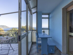 Propriété, Bâtiment, Meubles, Confort, Bleu Azur, Design Intérieur, Fenêtre, Bois, Cadre De Lit, Oreiller