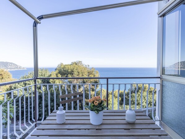 Propriété, Bâtiment, Meubles, Confort, Bleu Azur, Design Intérieur, Fenêtre, Bois, Cadre De Lit, Oreiller