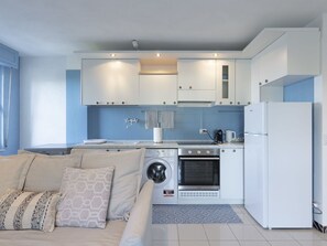 Eigentum, Gebäude, Möbel, Komfort, Azurblau, Interior Design, Fenster, Holz, Bettrahmen, Kissen