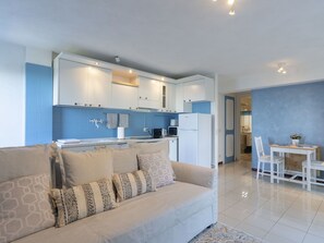 Propriété, Bâtiment, Meubles, Confort, Bleu Azur, Design Intérieur, Fenêtre, Bois, Cadre De Lit, Oreiller