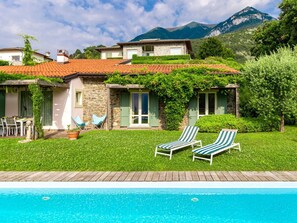 Plante, L'Eau, Nuage, Ciel, Bâtiment, Propriété, Fenêtre, Meubles, Vert, Bleu Azur