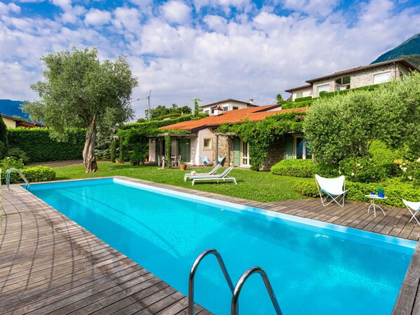 L'Eau, Nuage, Plante, Propriété, Ciel, Piscine, La Nature, Bâtiment, Chaise, Bleu Azur