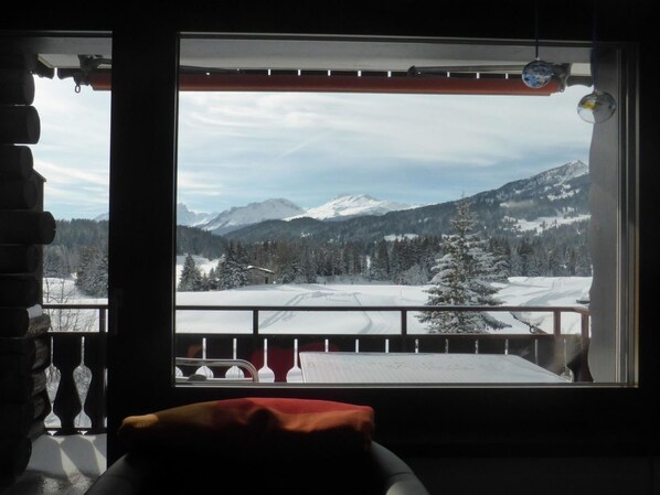 Ciel, Propriété, Bâtiment, Fenêtre, Table, Nuage, Montagne, Architecture, Neige, Arbre