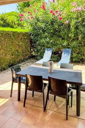 Flower, Plant, Table, Furniture, Property, Chair, Outdoor Table, Green, Leaf, Botany