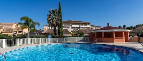 Agua, Cielo, Piscina, Planta, Azur, Azul, Edificio, Arquitectura, Árbol, Sombra