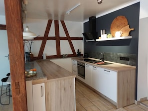 Pflanze, Holz, Himmel, Baum, Schatten, Grundstueck, Tabelle, Gras, Gebäude, Mauerwerk