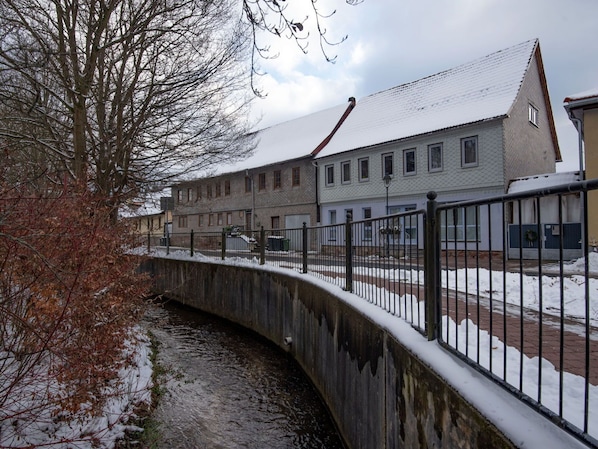 Pflanze, Holz, Himmel, Baum, Schatten, Grundstueck, Tabelle, Gras, Gebäude, Mauerwerk