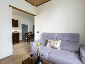 Möbel, Tabelle, Eigentum, Couch, Interior Design, Holz, Beleuchtung, Gebäude, Komfort, Wohnzimmer