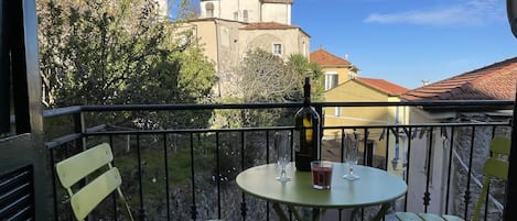 Sky, Property, Building, Chair, Table, Plant, Architecture, Interior Design, Outdoor Table, Flowerpot