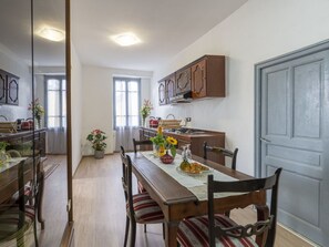 Möbel, Tabelle, Cabinetry, Countertop, Pflanze, Stuhl, Küche, Blume, Fenster, Holz