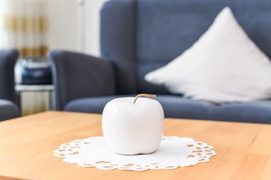 Wohnzimmer mit integriertem Küchenbereich