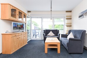 Wohnzimmer mit integriertem Küchenbereich
