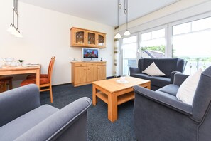 Wohnzimmer mit integriertem Küchenbereich