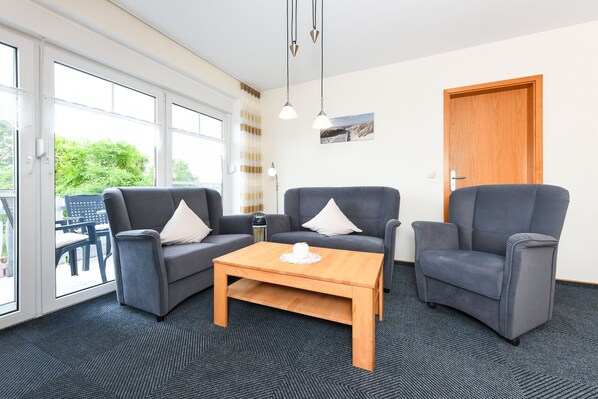 Wohnzimmer mit integriertem Küchenbereich