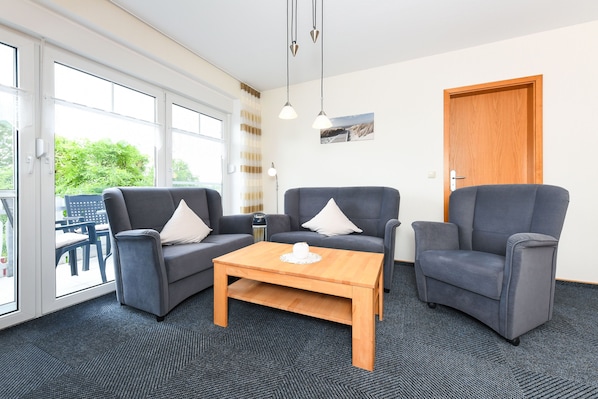 Wohnzimmer mit integriertem Küchenbereich